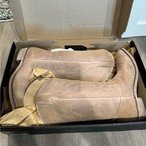 Women’s size 10 beige Frye Boots